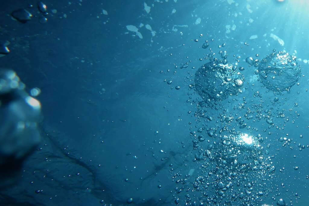 5 significations de rêver d'eau de pluie propre