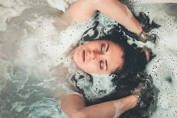 Que signifie rêver d'une personne qui se baigne dans de l'eau propre et bien d'autres choses encore ?