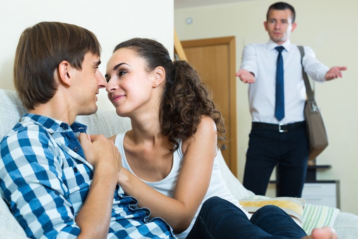 Σημασία των ονείρων της συζύγου με έναν άλλο άνδρα: τι μπορεί να σημαίνει;